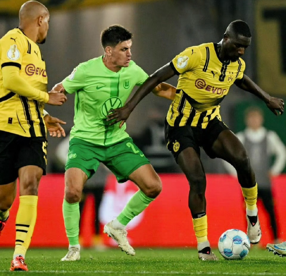 转会期多特蒙德调整名单以备德国杯，刷新队史纪录环节打磨，引发热议，高层口径保持一致的简单介绍